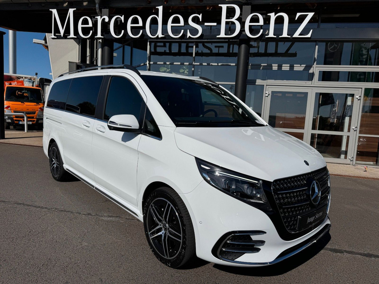 Mercedes-Benz V 300 d 4MATIC EXCLUSIVE AMG Tische AHK2,5to - Makinë me portobagazh: foto 1 Mercedes-Benz V 300 d 4MATIC EXCLUSIVE AMG Tische AHK2,5to - Makinë me portobagazh: foto 1