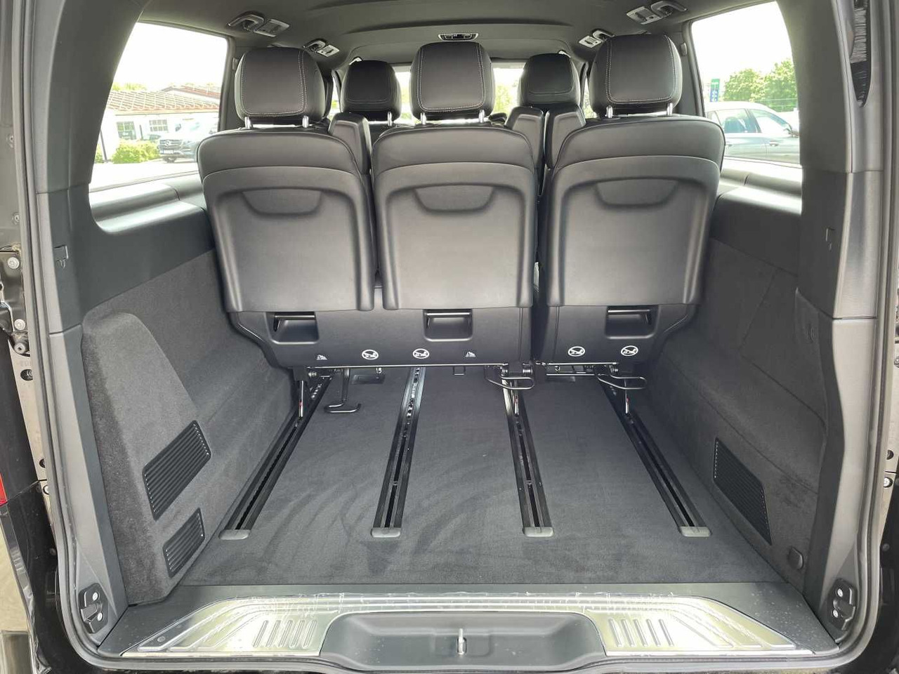 Mercedes-Benz V 300 d AVA 4MATIC AMG Kühlschrank AIRMATIC - Furgon pasagjerësh: foto 5 Mercedes-Benz V 300 d AVA 4MATIC AMG Kühlschrank AIRMATIC - Furgon pasagjerësh: foto 5