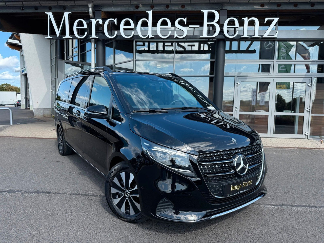 Mercedes-Benz V 300 d AVANTGARDE Extralang 360Kamera Standheiz - Makinë me portobagazh: foto 1 Mercedes-Benz V 300 d AVANTGARDE Extralang 360Kamera Standheiz - Makinë me portobagazh: foto 1