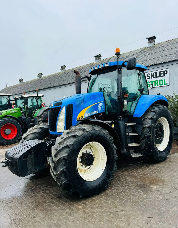 New Holland T8020 - Traktor: foto 1 New Holland T8020 - Traktor: foto 1