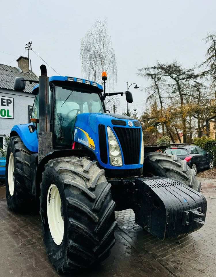 New Holland T8020 - Traktor: foto 2 New Holland T8020 - Traktor: foto 2