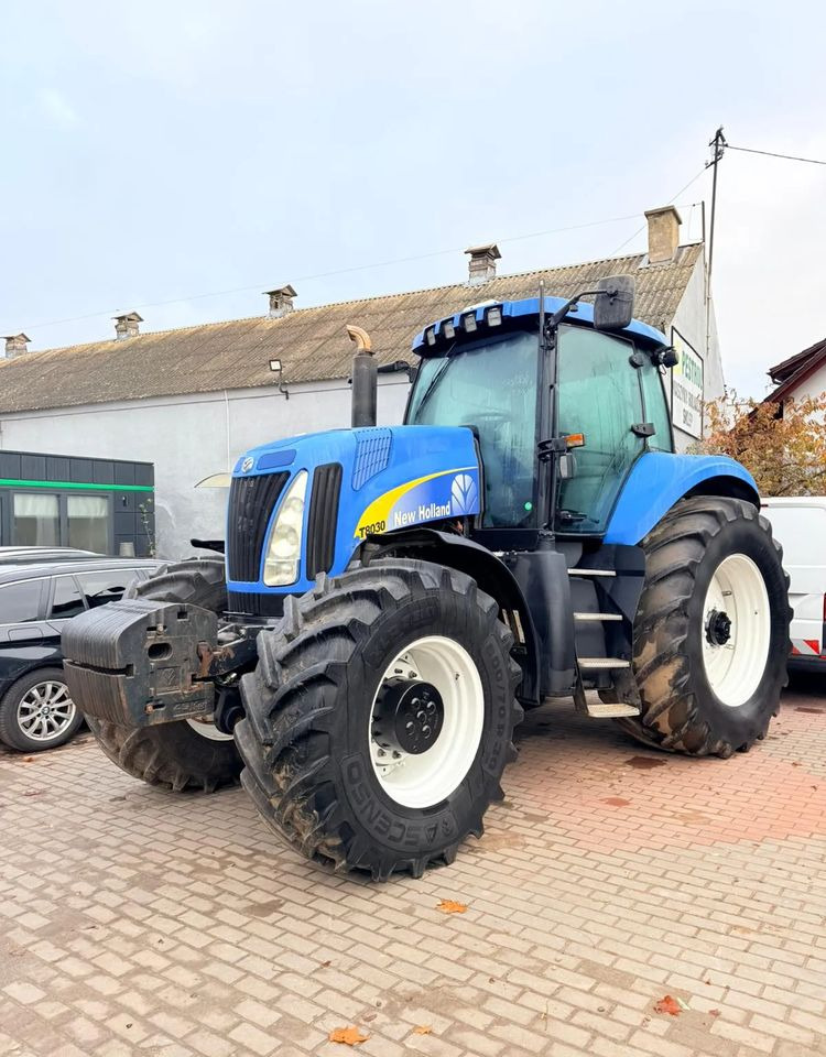 New Holland T8030 - Traktor: foto 1 New Holland T8030 - Traktor: foto 1