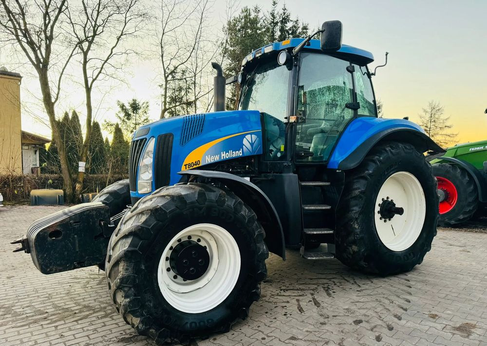 New Holland T8040 - Traktor: foto 1 New Holland T8040 - Traktor: foto 1