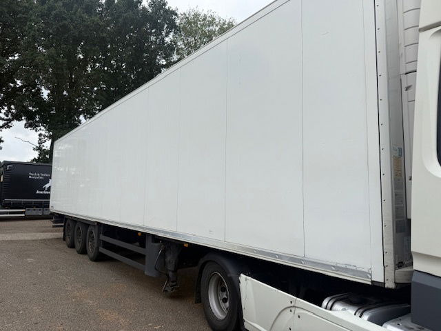 Schmitz Cargobull Vector 1550 liftas - Gjysmë rimorkio frigorifer: foto 4 Schmitz Cargobull Vector 1550 liftas - Gjysmë rimorkio frigorifer: foto 4