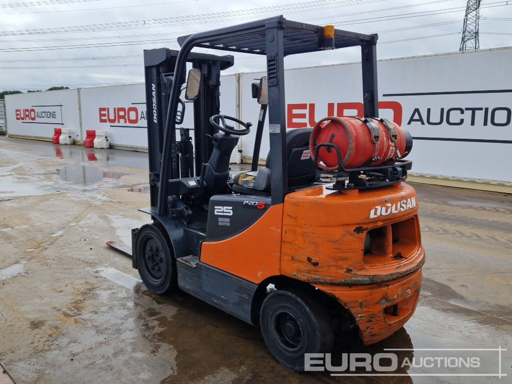 2012 Doosan G25E-5 - Pirun ngritës: foto 3 2012 Doosan G25E-5 - Pirun ngritës: foto 3