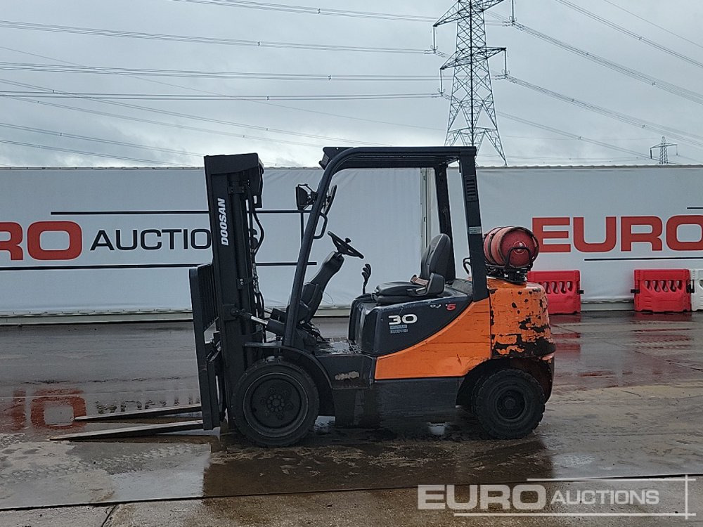 2015 Doosan G30E-5 - Pirun ngritës: foto 2 2015 Doosan G30E-5 - Pirun ngritës: foto 2