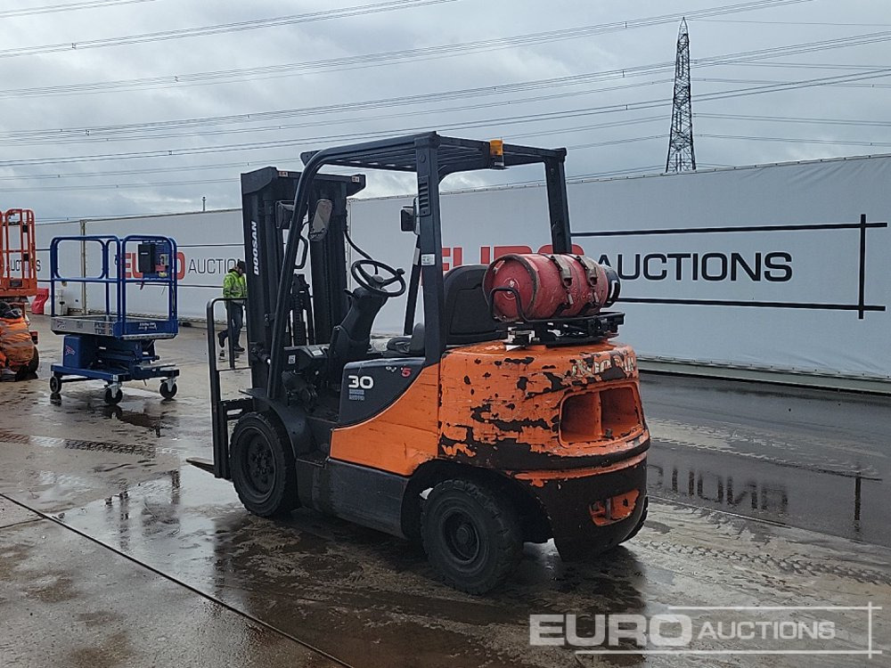 2015 Doosan G30E-5 - Pirun ngritës: foto 3 2015 Doosan G30E-5 - Pirun ngritës: foto 3