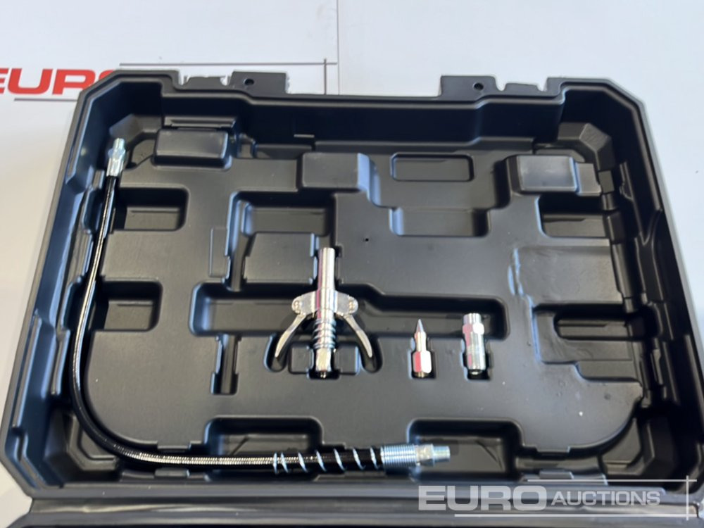Boss 21 Volt Lithium Battery Cordless Grease Gun, 2 Batteries, Charger, Case, Shoulder Strap, Extension Pieces and Fittings - Pajisje ndërtimi: foto 3 Boss 21 Volt Lithium Battery Cordless Grease Gun, 2 Batteries, Charger, Case, Shoulder Strap, Extension Pieces and Fittings - Pajisje ndërtimi: foto 3