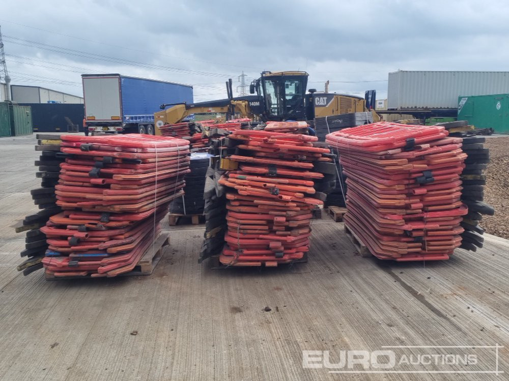 Pallet of Plastic Safety Barriers (5 of) Pallet of Road Signs (3 of) - Pajisje ndërtimi: foto 4 Pallet of Plastic Safety Barriers (5 of) Pallet of Road Signs (3 of) - Pajisje ndërtimi: foto 4