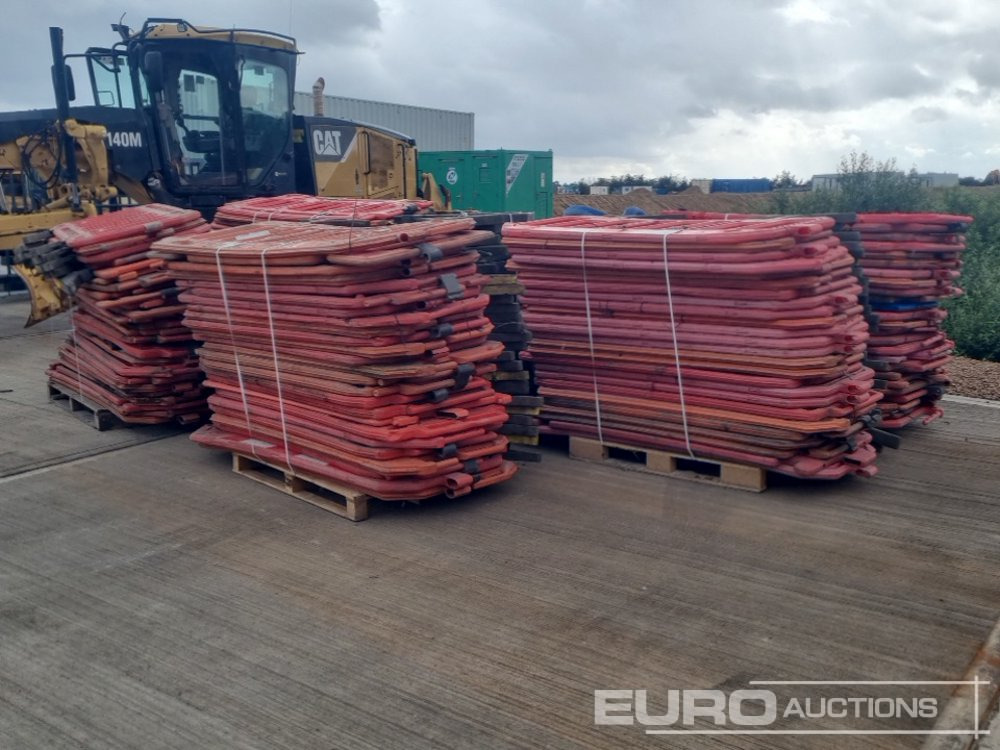 Pallet of Plastic Safety Barriers (5 of) Pallet of Road Signs (3 of) - Pajisje ndërtimi: foto 3 Pallet of Plastic Safety Barriers (5 of) Pallet of Road Signs (3 of) - Pajisje ndërtimi: foto 3