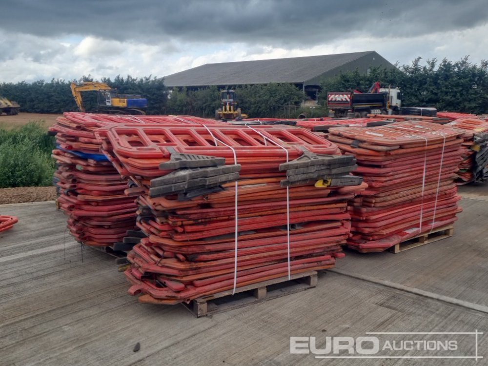 Pallet of Plastic Safety Barriers (5 of) Pallet of Road Signs (3 of) - Pajisje ndërtimi: foto 1 Pallet of Plastic Safety Barriers (5 of) Pallet of Road Signs (3 of) - Pajisje ndërtimi: foto 1