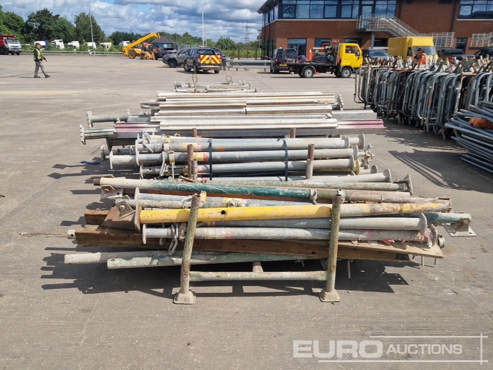 Selection of Shuttering Props, Shoring Props, Kwikstage Poles, Galvanised Rails, Frame Work Supports (10 Stillages of) - Pajisje ndërtimi: foto 4 Selection of Shuttering Props, Shoring Props, Kwikstage Poles, Galvanised Rails, Frame Work Supports (10 Stillages of) - Pajisje ndërtimi: foto 4