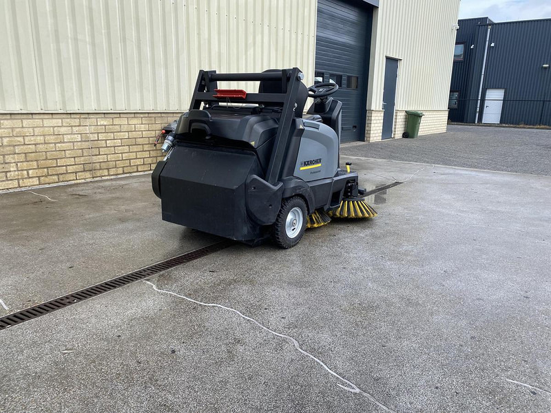 Kärcher KM 105/110 R Bp, Veegmachine, hoogkieper - Makinë fshirëse për rrugët: foto 2 Kärcher KM 105/110 R Bp, Veegmachine, hoogkieper - Makinë fshirëse për rrugët: foto 2