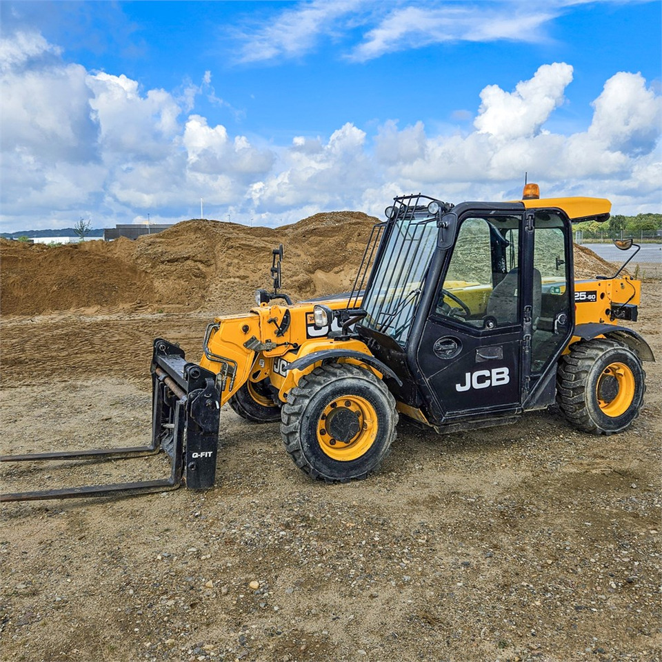 JCB 525-60T4 - Ekskavator teleskopik: foto 1 JCB 525-60T4 - Ekskavator teleskopik: foto 1