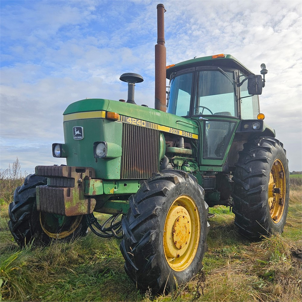 John Deere 4240 - Traktor: foto 1 John Deere 4240 - Traktor: foto 1