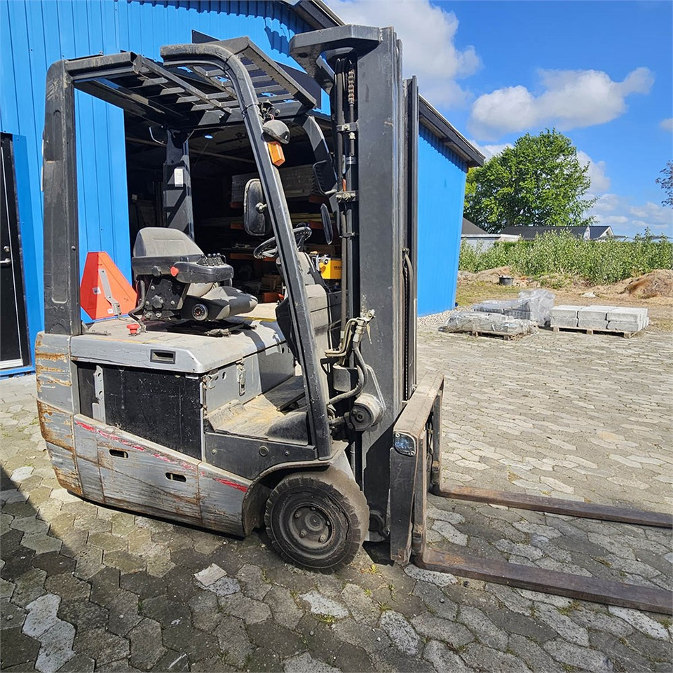 Nissan 1N1L150 - Pirun ngritës: foto 4 Nissan 1N1L150 - Pirun ngritës: foto 4