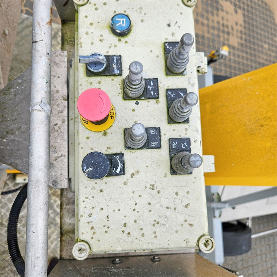 Platformë ajrore e montuar në kamion Omme 1750 ETZJ: foto 21