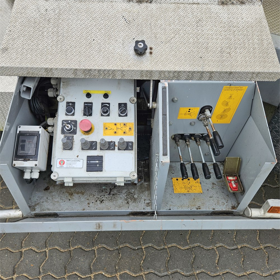 Platformë ajrore e montuar në kamion Omme 1750 ETZJ: foto 20