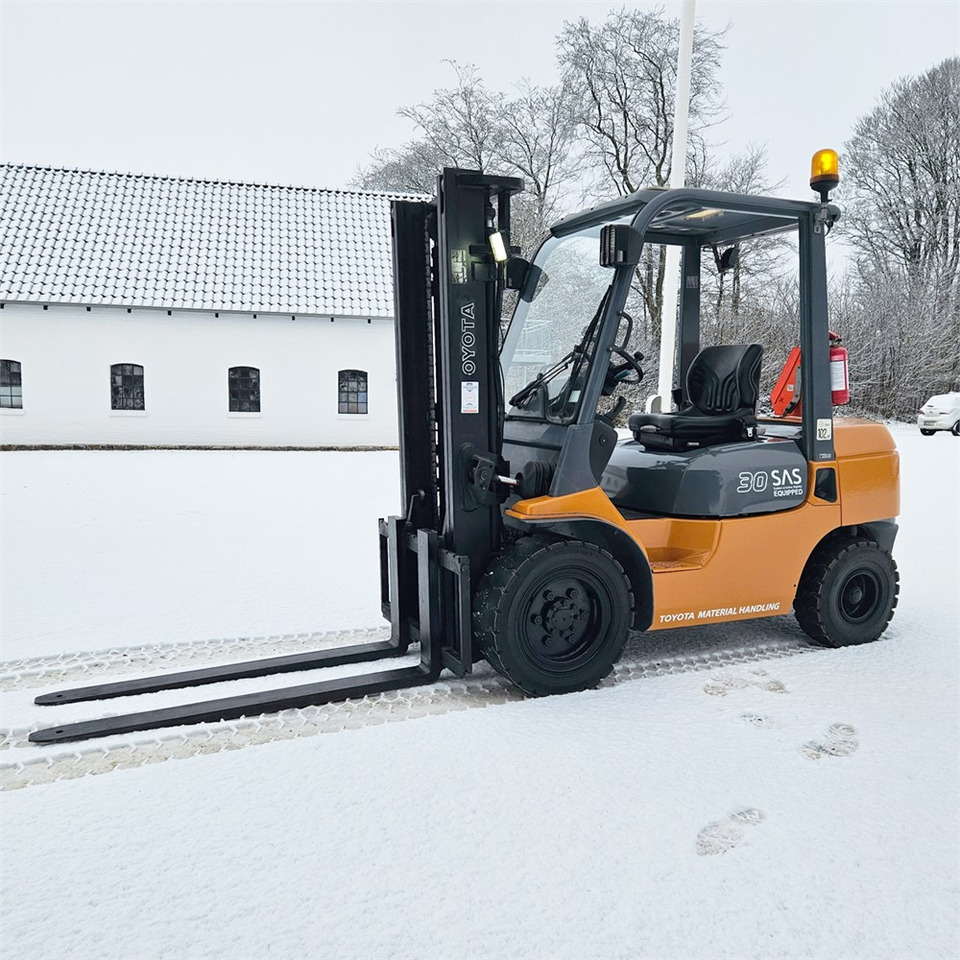 Toyota 30 SAS Equipped - 02-7FDF30 - Pirun ngritës: foto 1 Toyota 30 SAS Equipped - 02-7FDF30 - Pirun ngritës: foto 1