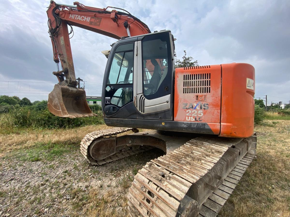 Hitachi ZX225USLC-3 - Ekskavator me zinxhirë: foto 1 Hitachi ZX225USLC-3 - Ekskavator me zinxhirë: foto 1