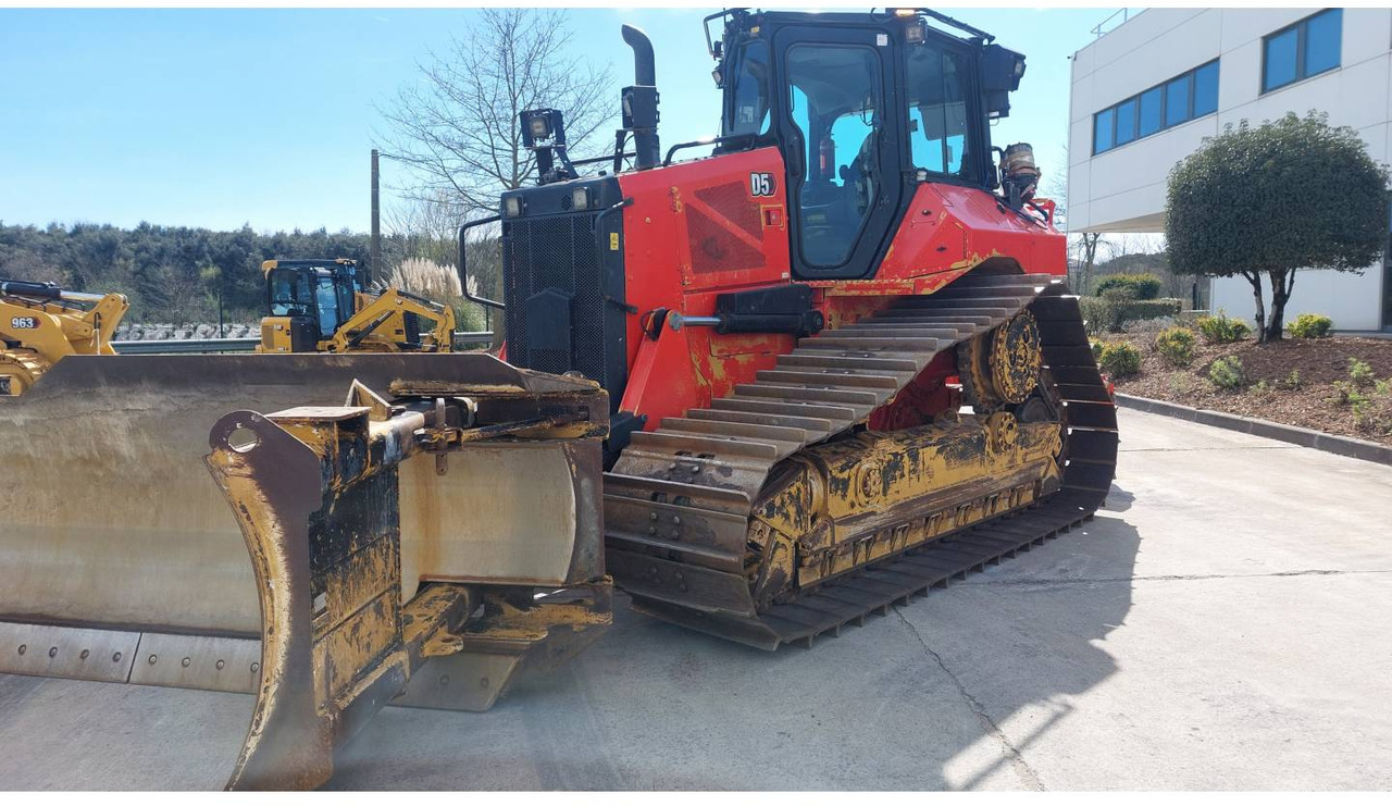 CAT D5 - Buldozer: foto 1 CAT D5 - Buldozer: foto 1
