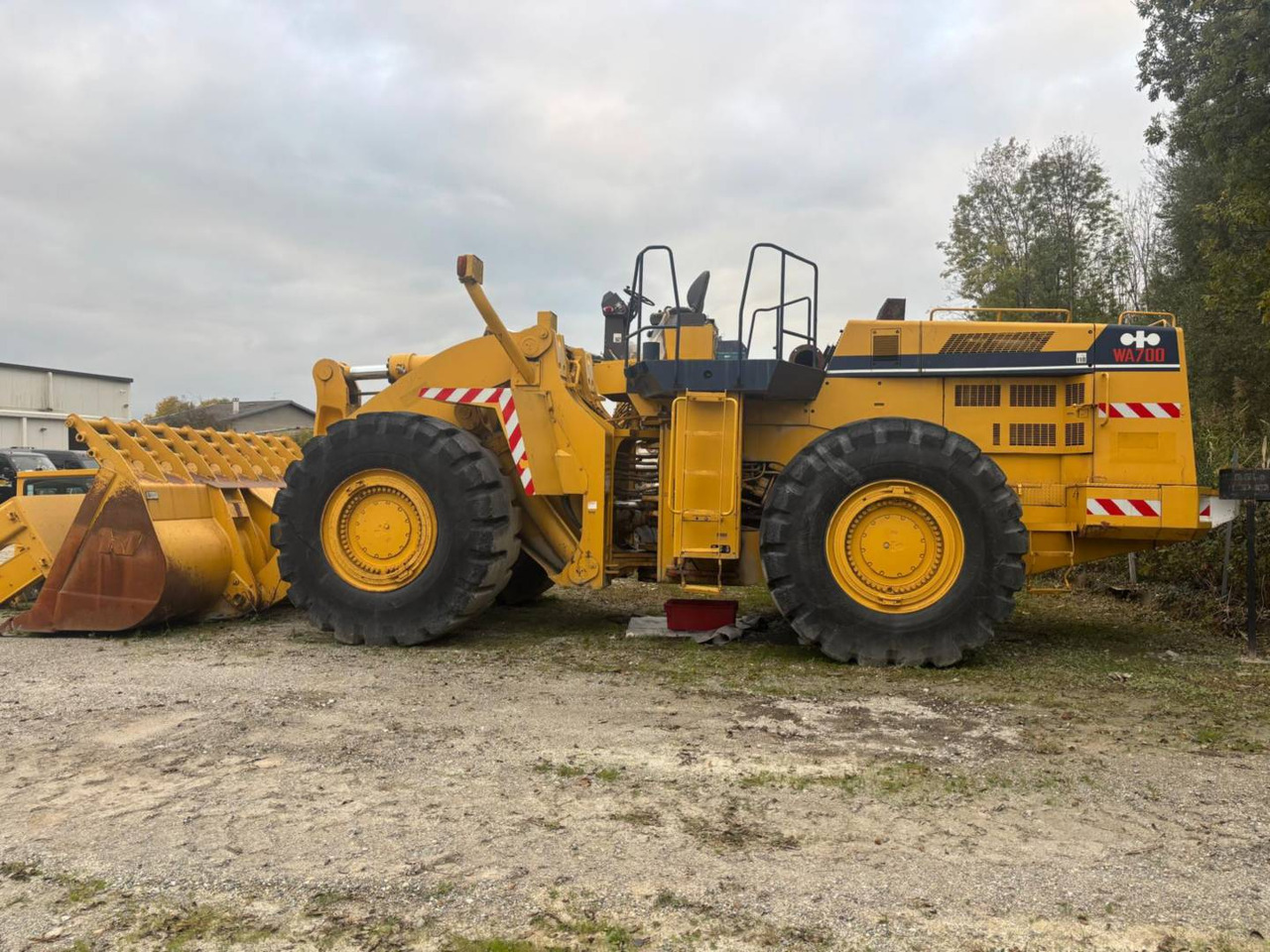 KOMATSU WA700 - Fadrom me goma: foto 3 KOMATSU WA700 - Fadrom me goma: foto 3