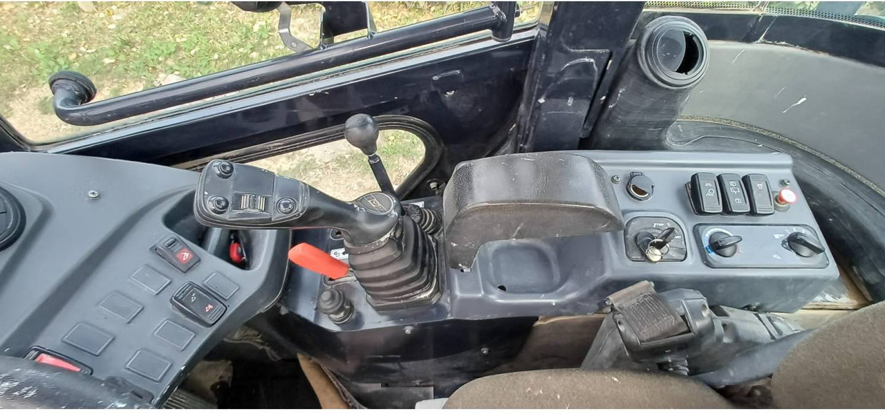 KUBOTA TRACTOR CORPORATION R065 - Fadrom me goma: foto 4 KUBOTA TRACTOR CORPORATION R065 - Fadrom me goma: foto 4