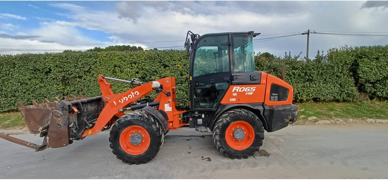 KUBOTA TRACTOR CORPORATION R065 - Fadrom me goma: foto 3 KUBOTA TRACTOR CORPORATION R065 - Fadrom me goma: foto 3