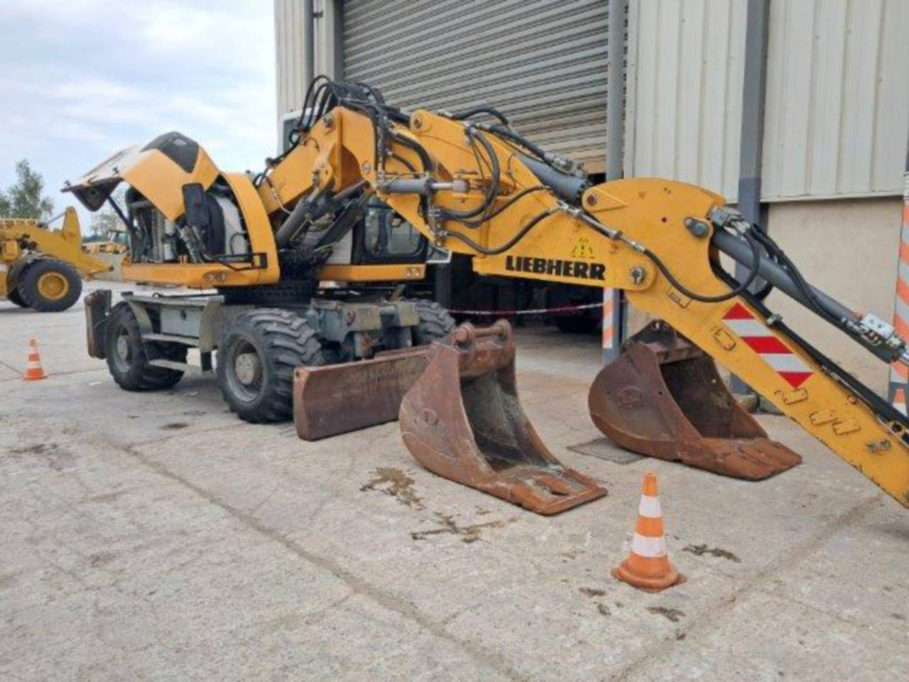 Ekskavator me goma LIEBHERR A914: foto 21