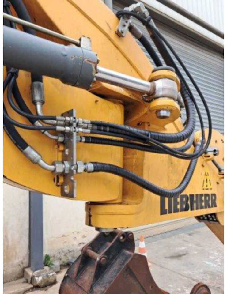 Ekskavator me goma LIEBHERR A914: foto 20