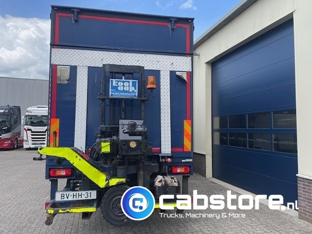Volvo FM9 4X2R FAL9.0 RAD-A4 Volvo FM300 4x2 Euro 5 bakwagen - Schuifzeilen - Laadklep 2000 kg - Bouwjaar 2008 - Kooi-Aap heftruck - Kamioncine me kontinier: foto 4 Volvo FM9 4X2R FAL9.0 RAD-A4 Volvo FM300 4x2 Euro 5 bakwagen - Schuifzeilen - Laadklep 2000 kg - Bouwjaar 2008 - Kooi-Aap heftruck - Kamioncine me kontinier: foto 4