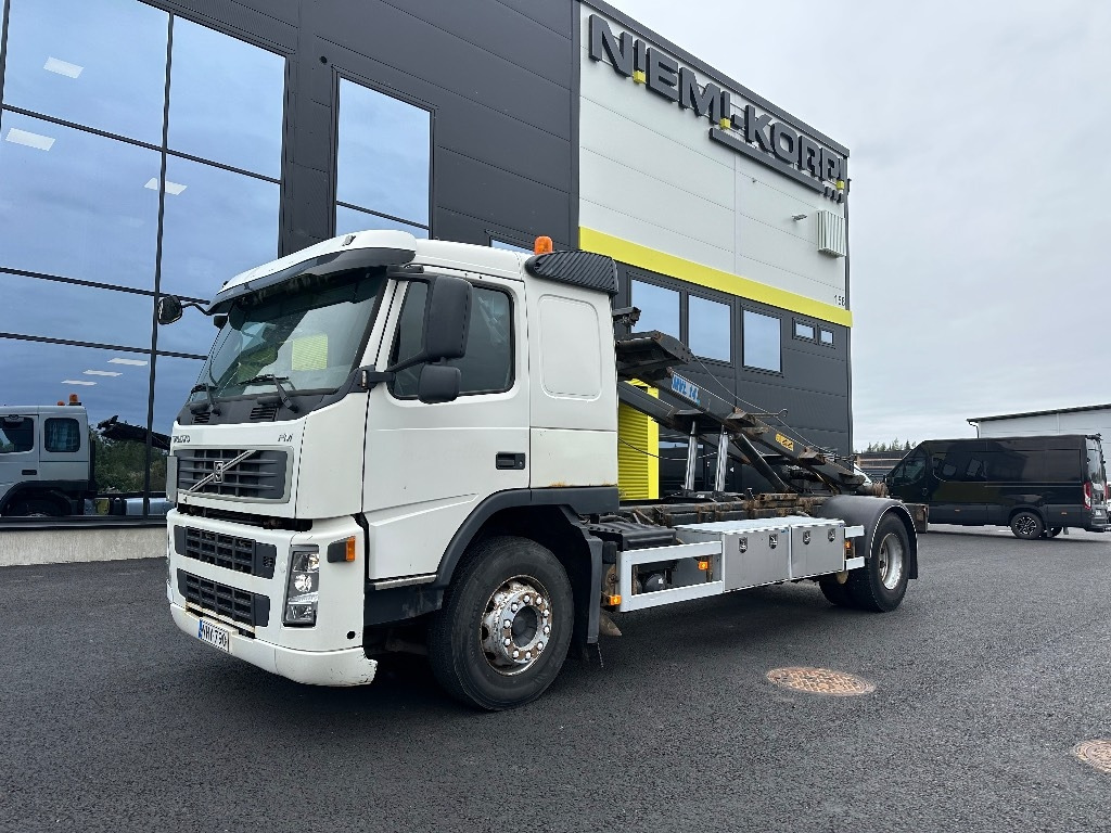 Volvo FM9 4x2 vaijerilaitteilla - Fadromë ngarkuese: foto 1 Volvo FM9 4x2 vaijerilaitteilla - Fadromë ngarkuese: foto 1