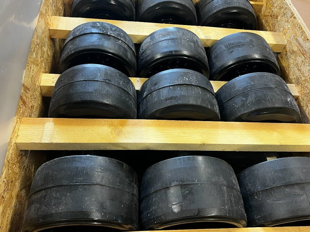 CNH Track rollers for tracks - CNH - Quadtrac/Steiger - Gomë për Makineri bujqësore: foto 4 CNH Track rollers for tracks - CNH - Quadtrac/Steiger - Gomë për Makineri bujqësore: foto 4