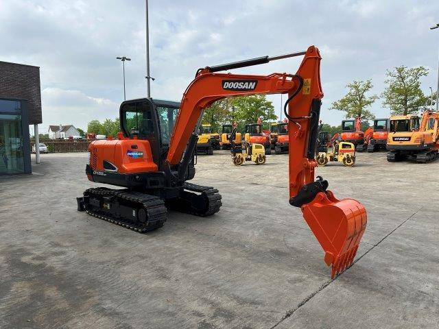 Doosan DX55-9C - Ekskavator me zinxhirë: foto 3 Doosan DX55-9C - Ekskavator me zinxhirë: foto 3