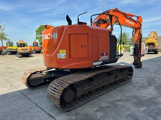 Hitachi ZX225USLC-6 - Ekskavator me zinxhirë: foto 4 Hitachi ZX225USLC-6 - Ekskavator me zinxhirë: foto 4