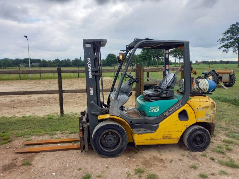 Komatsu FG30T-16R - Pirun më gaz: foto 2 Komatsu FG30T-16R - Pirun më gaz: foto 2
