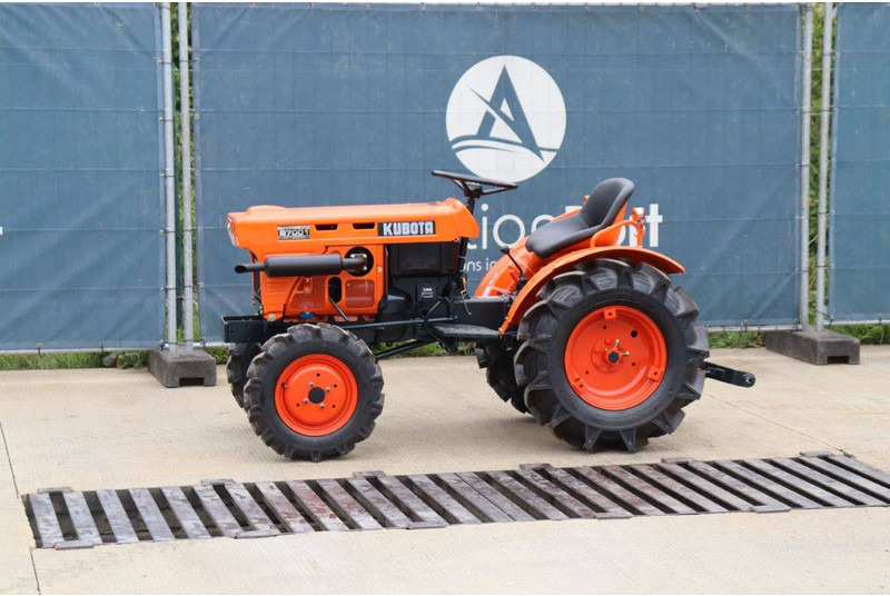 Kubota B7001DT - Traktor: foto 1 Kubota B7001DT - Traktor: foto 1
