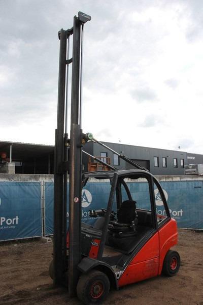 Linde H25T - Ngarkues me pirun për terren të ashpër: foto 3 Linde H25T - Ngarkues me pirun për terren të ashpër: foto 3