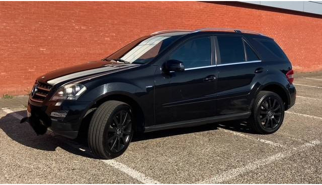 Mercedes-Benz M-Klasse ML 350 CDI BLUETEС - Sedan: foto 1 Mercedes-Benz M-Klasse ML 350 CDI BLUETEС - Sedan: foto 1