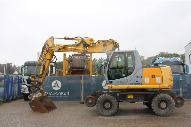 New Holland MH5 Plus - Ekskavator me goma: foto 2 New Holland MH5 Plus - Ekskavator me goma: foto 2