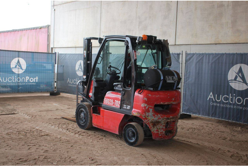 Nissan 25 - Pirun më gaz: foto 3 Nissan 25 - Pirun më gaz: foto 3