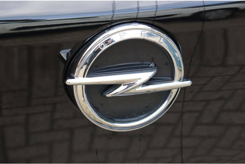 Sedan Opel Corsa: foto 15