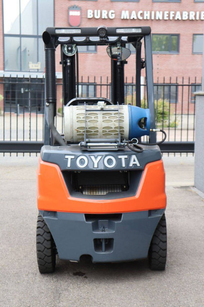 Toyota 02-8FGF25 - Pirun më gaz: foto 5 Toyota 02-8FGF25 - Pirun më gaz: foto 5
