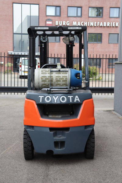 Toyota 02-8FGF25 - Pirun më gaz: foto 5 Toyota 02-8FGF25 - Pirun më gaz: foto 5