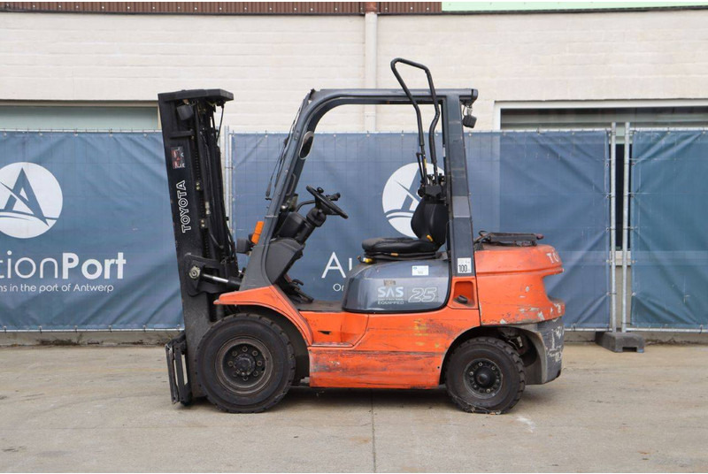 Toyota 42-7FGF25 - Pirun më gaz: foto 2 Toyota 42-7FGF25 - Pirun më gaz: foto 2
