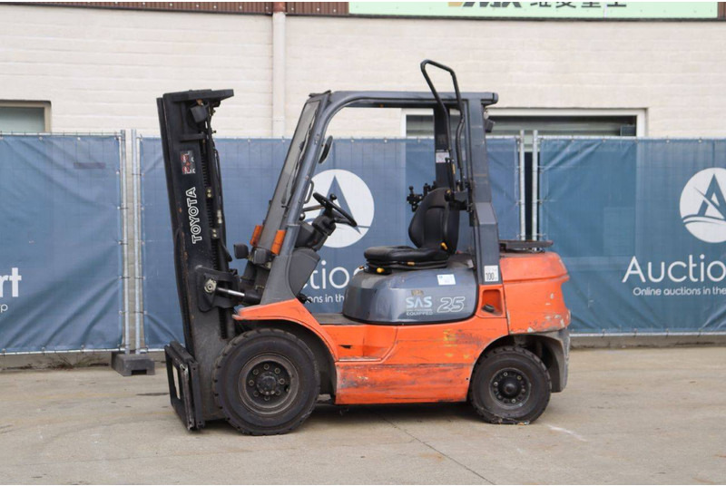 Toyota 42-7FGF25 - Pirun më gaz: foto 1 Toyota 42-7FGF25 - Pirun më gaz: foto 1