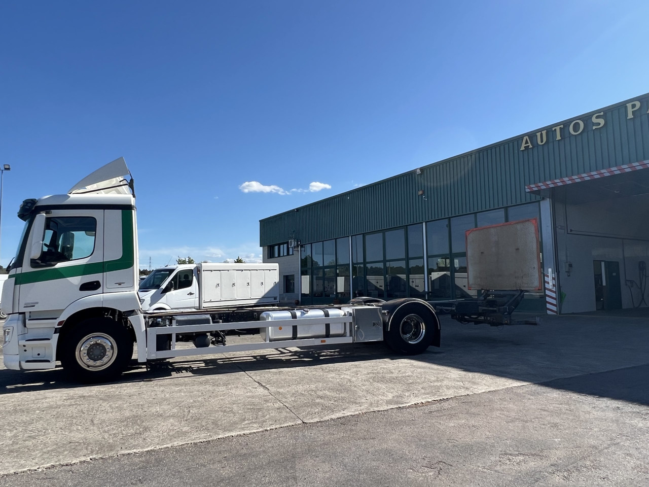 Camión Mercedes frigorífico - Kamion kabinë-shasi: foto 2 Camión Mercedes frigorífico - Kamion kabinë-shasi: foto 2