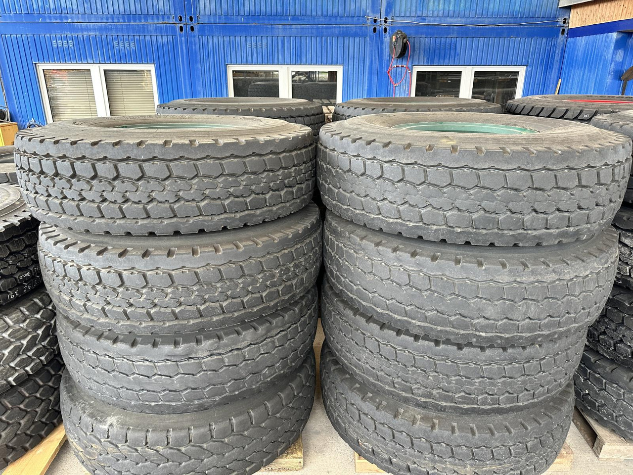 Liebherr Zubehör = Kompletträder 16 x Bridgestone VHS 445/95 R25 (16.00 R25) - Autovinç: foto 1 Liebherr Zubehör = Kompletträder 16 x Bridgestone VHS 445/95 R25 (16.00 R25) - Autovinç: foto 1