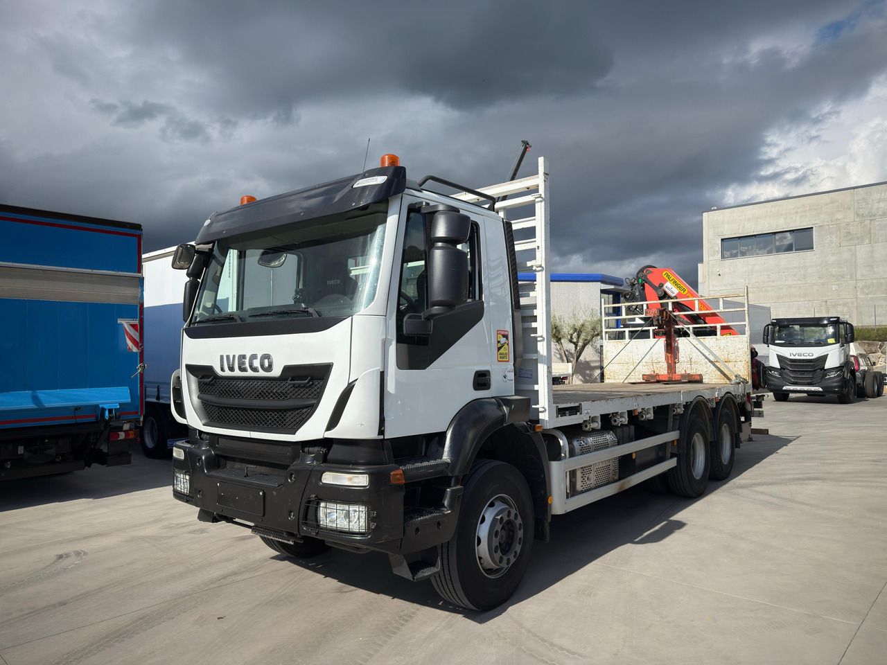 IVECO AD260T45 Trakker E6 (Platform) - Kamion me karroceri të hapur, Kamion me vinç: foto 1 IVECO AD260T45 Trakker E6 (Platform) - Kamion me karroceri të hapur, Kamion me vinç: foto 1