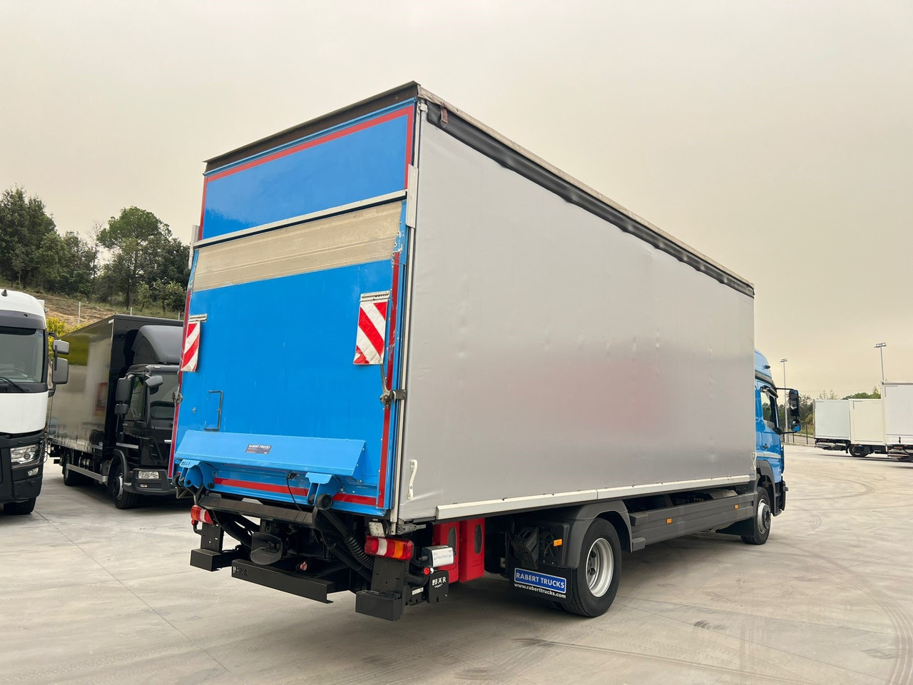 MERCEDES BENZ 13.30L Atego E6 (Tauliner) - Kamion me tendë: foto 3 MERCEDES BENZ 13.30L Atego E6 (Tauliner) - Kamion me tendë: foto 3